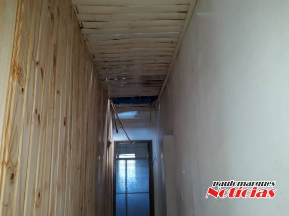 Residência incendeia e tem danos de grande monta em seu interior, em Três de Maio - foto 4
