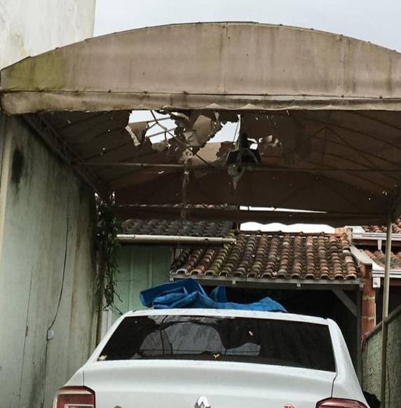 Vítima ficou presa sob o carro em Joinville e foi levada ao hospital, onde segue em UTI.