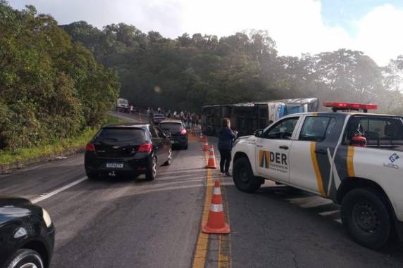 Segundo o Departamento de Estradas de Rodagem de São Paulo, o acidente ocorreu na Rodovia Oswaldo Cruz, no sentido Ubatuba, litoral norte paulista