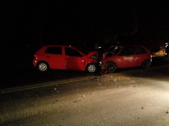 Acidente aconteceu na madrugada de sábado (13). Colisão deixou um motorista morto e o outro, ferido.