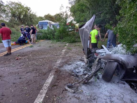 O automóvel ficou completamente destruído