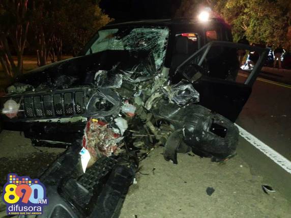 Dois veículos colidiram frontalmente no km 206 da rodovia neste domingo