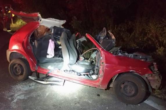 Dois veículos colidiram frontalmente no km 206 da rodovia neste domingo