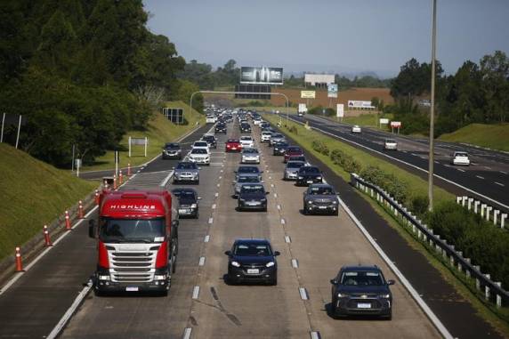 RS-040 e freeway tiveram lentidão ao longo de boa parte desta segunda-feira