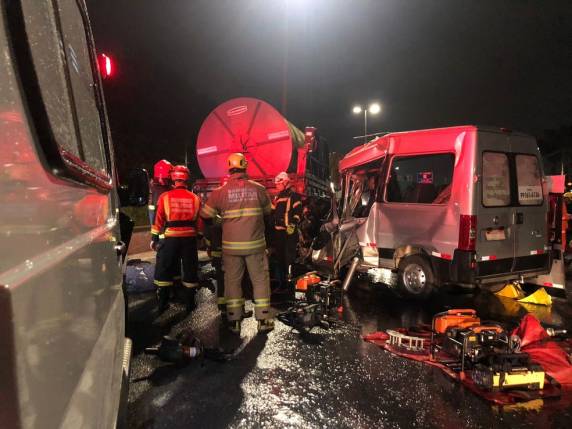 De acordo com balanço preliminar, na van estavam 10 mulheres da mesma família, além do condutor. Duas passageiras e o motorista do veículo morreram na hora.
