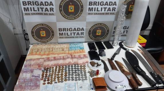 Por volta das 2h da madrugada deste sábado (20), Brigada Militar de Panambi aprendeu drogas no Loteamento Ricardo Schmidt em Panambi.
A ocorrência iniciou com um registro de violência doméstica.