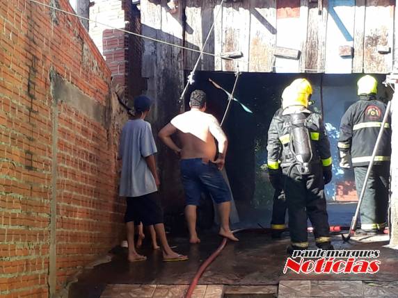Bombeiros combatem incêndio em residência em Três de Maio - foto 6