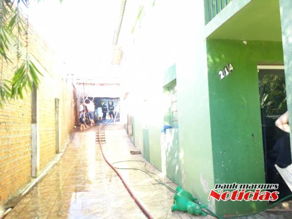 Bombeiros combatem incêndio em residência em Três de Maio - foto 4