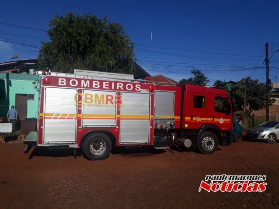 Bombeiros combatem incêndio em residência em Três de Maio - foto 5