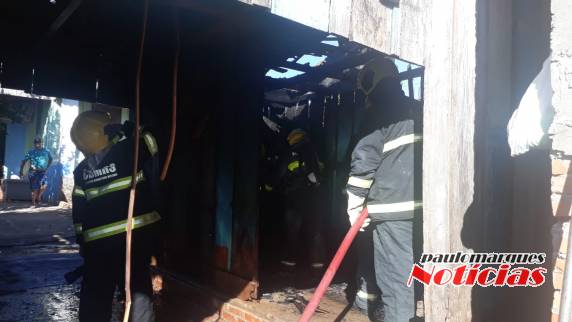 Bombeiros combatem incêndio em residência em Três de Maio - foto 2