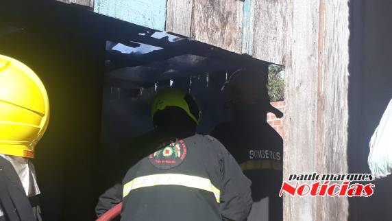 Bombeiros combatem incêndio em residência em Três de Maio - foto 7