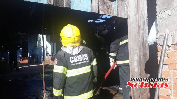Bombeiros combatem incêndio em residência em Três de Maio - foto 3