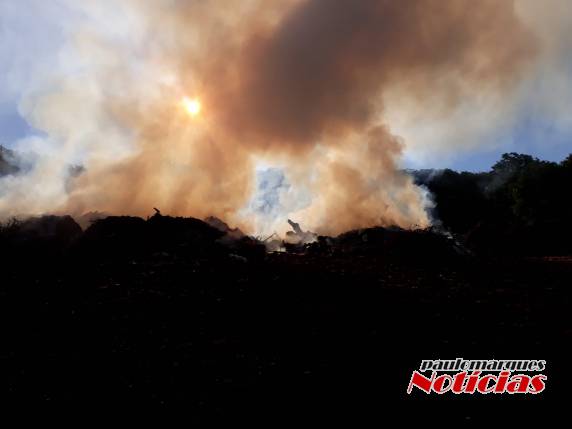Incêndio atinge área do antigo CIGRES em Três de Maio - foto 2