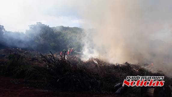 Incêndio atinge área do antigo CIGRES em Três de Maio - foto 5