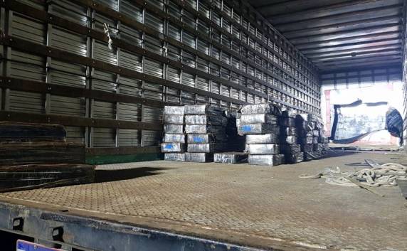 Fardos da droga estavam escondidos no fundo falso de uma carreta. Ocorrência foi registra em Ascurra.
