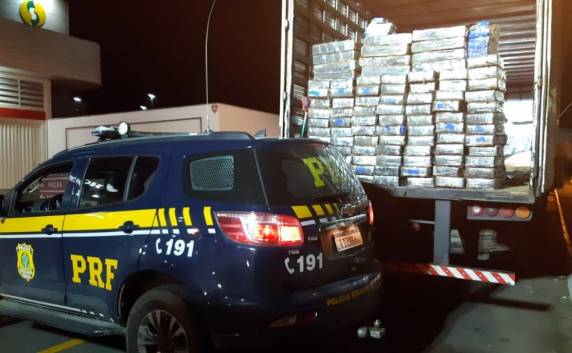 Fardos da droga estavam escondidos no fundo falso de uma carreta. Ocorrência foi registra em Ascurra.