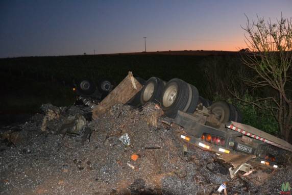 Carreta tomba e motorista morre na ERS 324 em Ronda Alta - foto 2