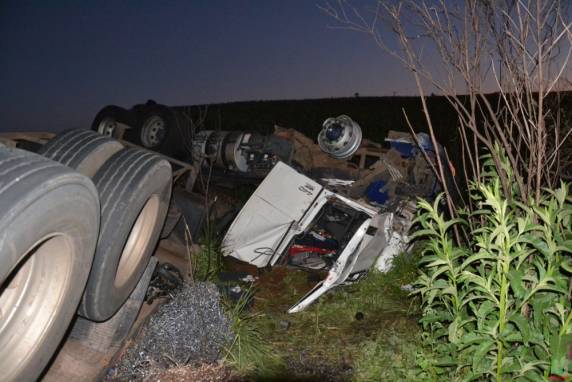 Carreta tomba e motorista morre na ERS 324 em Ronda Alta - foto 3