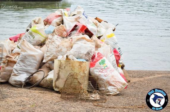 Ação ambiental retira mais de 10 metros cúbicos de lixo coletados sobre o rio Uruguai - foto 2