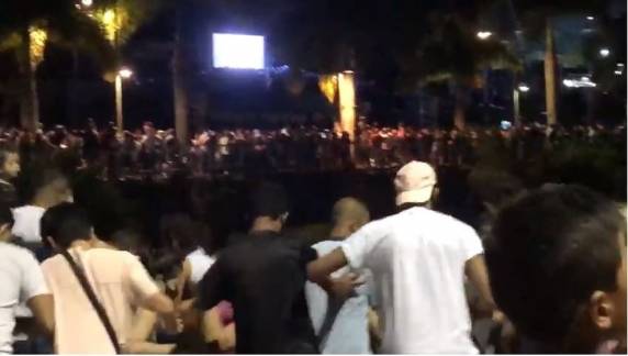 Calçada desaba e pessoas caem em rio durante evento de Natal em Joinville - foto 3