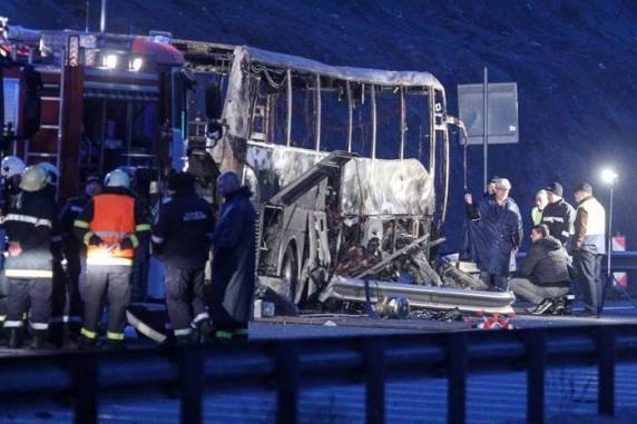 Veículo fazia a viagem de Istambul a Skopje, capital da Macedônia. Coletivo pegou fogo após bater em uma barreira lateral