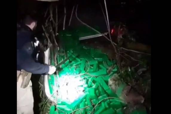 Veículo, que acabou caindo em barranco, trafegava de maneira suspeita próximo ao entroncamento com a RS-401