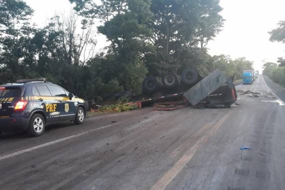 Acidente ocorreu por volta as 3h, no km 170. Rodovia ficou totalmente bloqueada por quase três horas