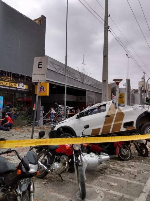 Veículo caiu sobre motos que estavam estacionadas na rua. O motorista fazia manobra de ré no momento da queda