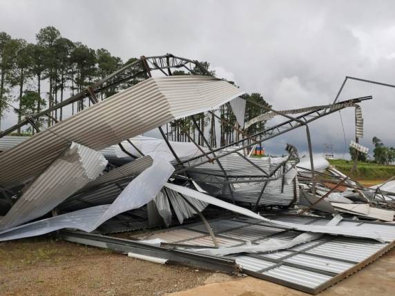 Órgão afirma que fenômeno ocorreu em Xanxerê e Xaxim. Danos incluem quedas de árvores e falta de energia elétrica.