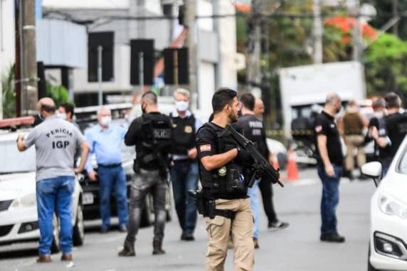 Aos investigados, houve a imposição de medidas cautelares diversas da prisão. Entre essas medidas está o uso de tornozeleiras eletrônicas.