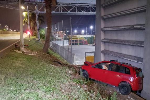 Acidente ocorreu por volta da 1h,próximo a estação São Pedro