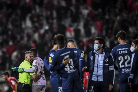 Segundo o Instituto Nacional de Saúde, um dos atletas do Belenenses SAD esteve recentemente na África do Sul. Os outros infectados, no entanto, não viajaram para o país, o que indica transmissão local da nova cepa