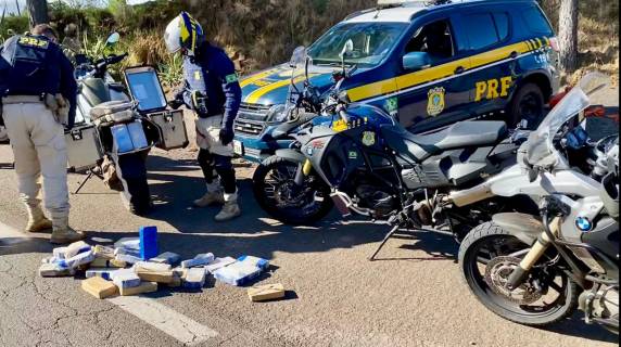 A droga pertence à mesma quadrilha que foi presa em 2020 numa ocorrência semelhante e cujas três motocicletas foram transformadas em viaturas da PRF