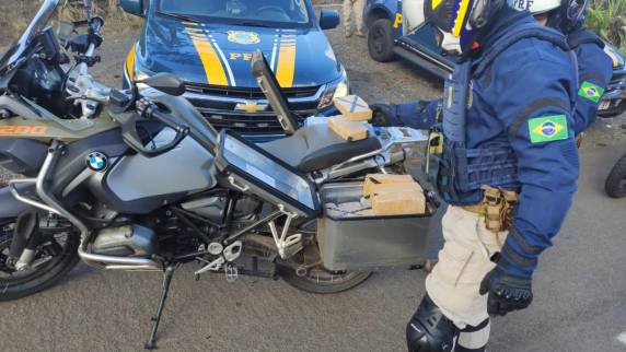 A droga pertence à mesma quadrilha que foi presa em 2020 numa ocorrência semelhante e cujas três motocicletas foram transformadas em viaturas da PRF