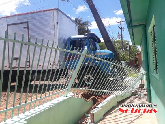 Caminhão desgovernado sem motorista por pouco não invadiu uma casa, em Três de Maio - foto 2