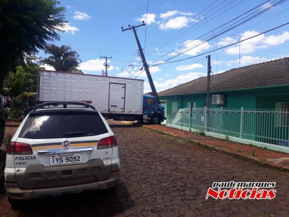 Caminhão desgovernado sem motorista por pouco não invadiu uma casa, em Três de Maio - foto 4