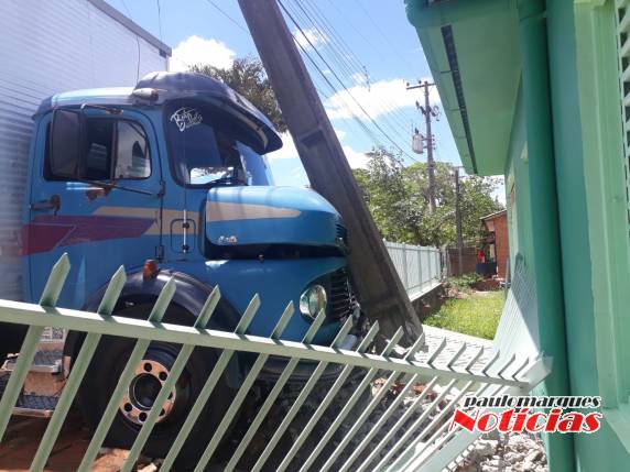 Caminhão desgovernado sem motorista por pouco não invadiu uma casa, em Três de Maio - foto 3