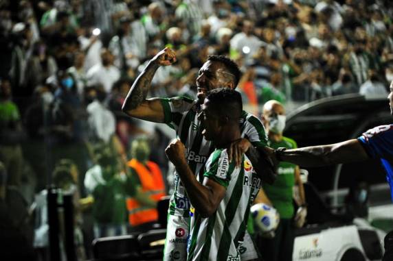 Com 42 pontos, Athletico-PR passa a ser o 16º colocado perseguido pelo Tricolor, que tem 36, faltando três jogos para o fim do Brasileirão