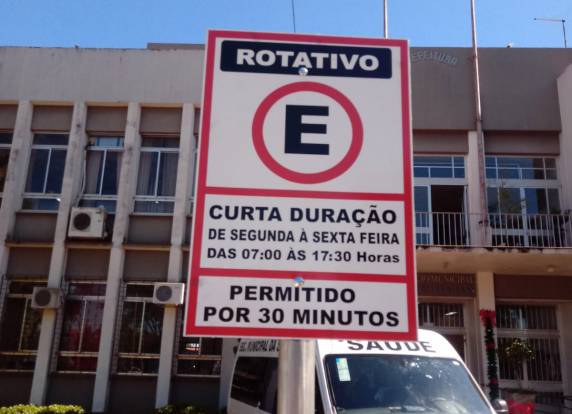 Vagas estão disponíveis em frente ao Palácio Municipal Walter Ullmann