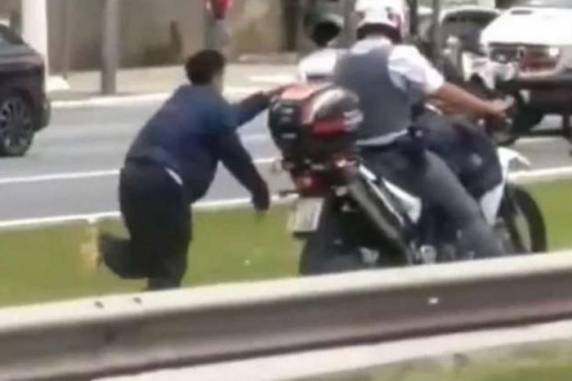 Em nota, a Secretaria de Segurança Pública de SP informou que determinou a instauração de um inquérito policial militar para apuração da conduta do policial