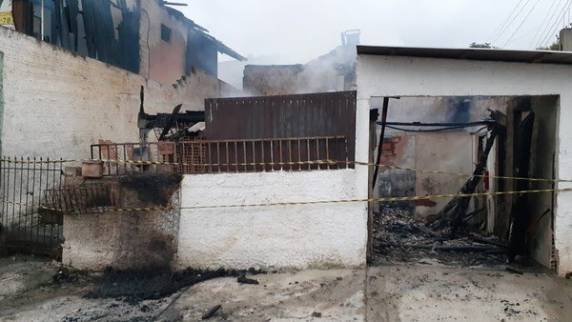 Corpo da vítima foi encontrado após os bombeiros controlarem o incêndio em Lages. Origem das chamas será investigada.