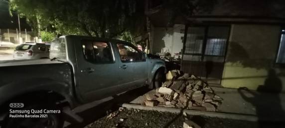Caminhonete invade residência após acidente em Cruz Alta - foto 3