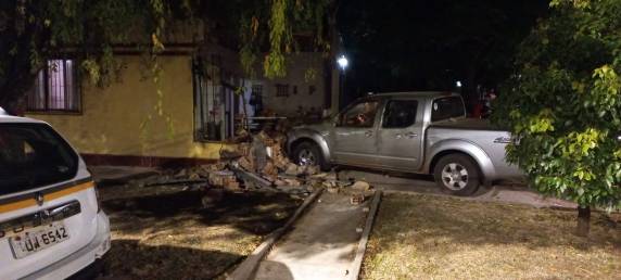 Caminhonete invade residência após acidente em Cruz Alta - foto 4