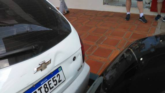 Condutora capota veículo no Centro de São Luiz Gonzaga - foto 3