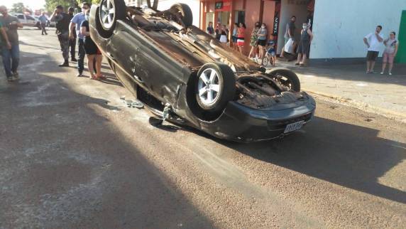 Condutora capota veículo no Centro de São Luiz Gonzaga - foto 4