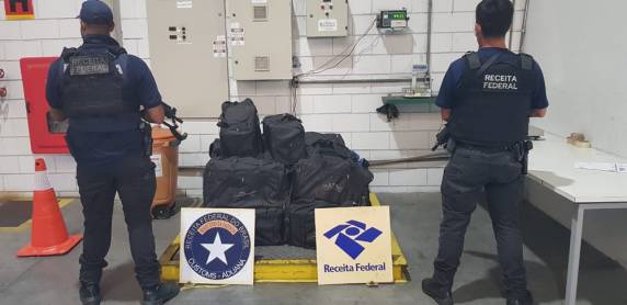 Durante procedimento de análise da carga, caminhão colidiu com equipamento de raio-x que teve que ser consertado. Autoridades policiais irão investigar apreensão da droga e colisão no aparelho.