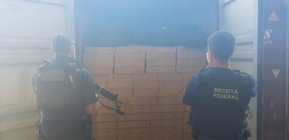 Durante procedimento de análise da carga, caminhão colidiu com equipamento de raio-x que teve que ser consertado. Autoridades policiais irão investigar apreensão da droga e colisão no aparelho.
