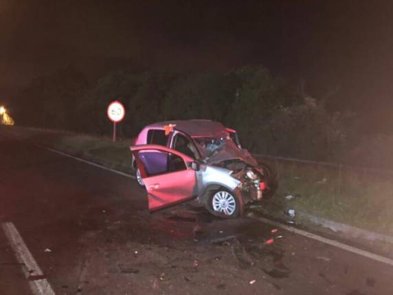 Uma pessoa morreu e outra ficou ferida na colisão entre automóvel Sandero e caminhonete Ranger na madrugada deste domingo perto do campus da UCS