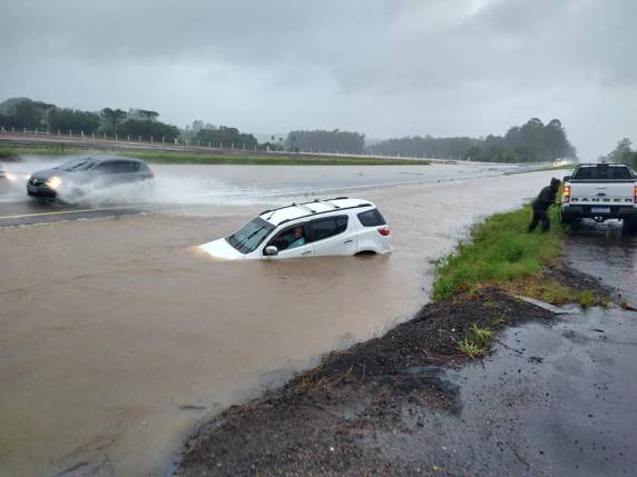 Chuva causa alagamento e bloqueia parcialmente a BR-116, em Barra do Ribeiro - foto 2
