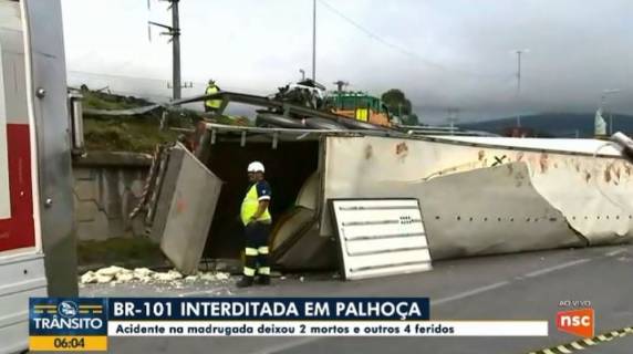 Colisão ocorreu no km 216, por volta das 1h50. Às 6h, havia 4 quilômetros de fila no sentido norte.
